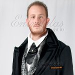Con corbata y chaqueta