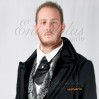 Con corbata y chaqueta