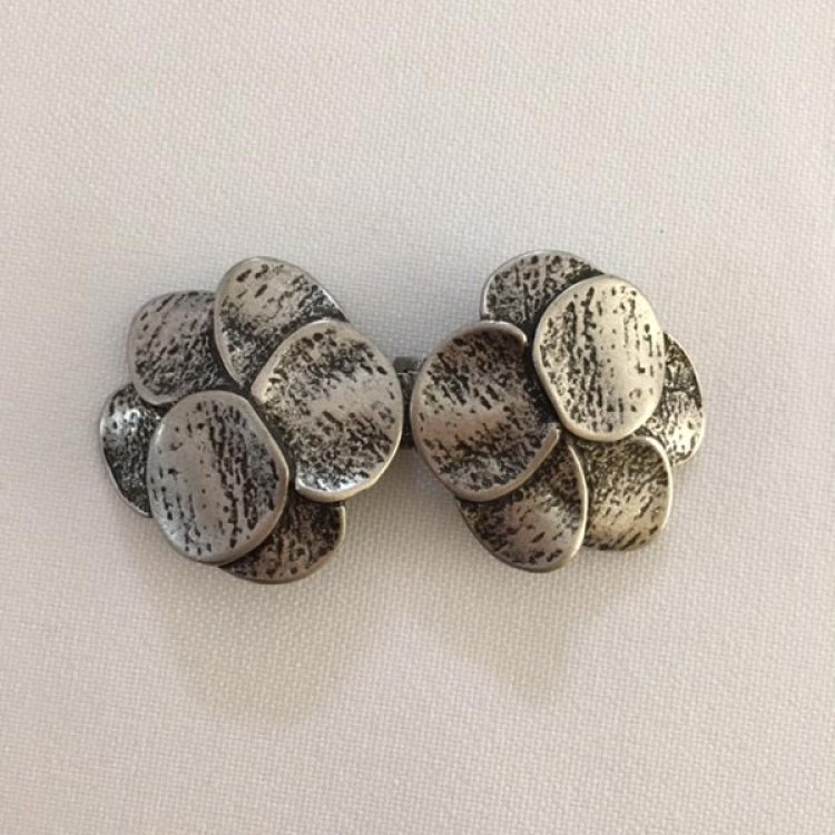Broche pétalos